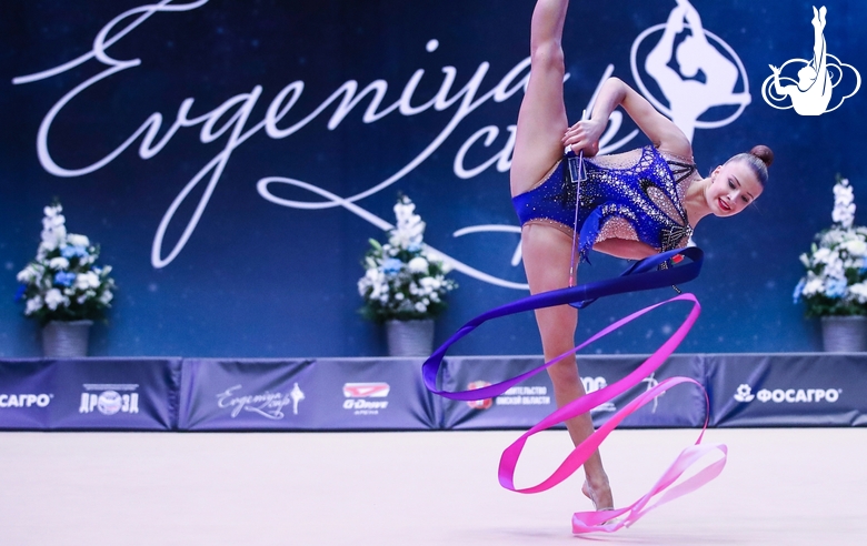 Елизавета Зорькина (Белоруссия) во время упражнения с лентой