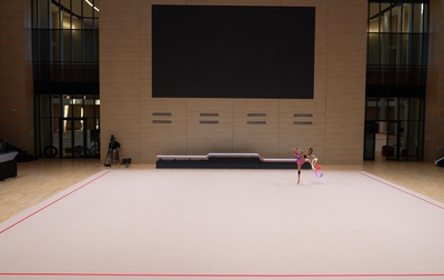 Олимпийская чемпионка Алина Кабаева помогает Еве Кононовой сделать упражнение с лентой более эффектным