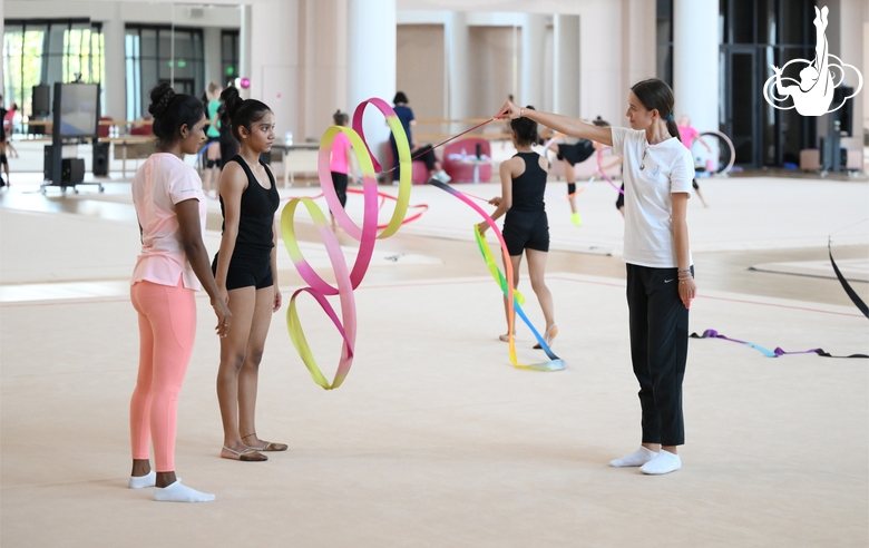 Тренер Пуджа Сурве, гимнастка Арья Нитеш Кадам и специалист Академии Елизавета Чернова во время тренировки