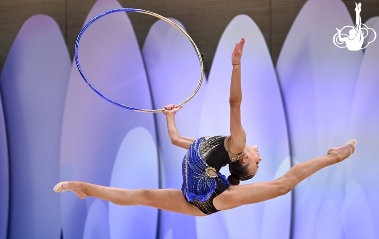 Полина Фролова во время выполнения упражнения с обручем на всероссийском турнире «Кубок "Небесная грация"»