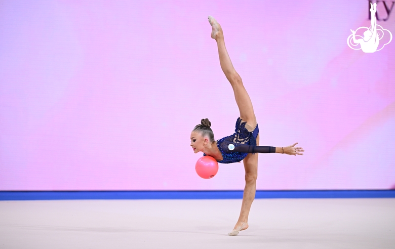 Каролина Пахтусова во время упражнения с мячом