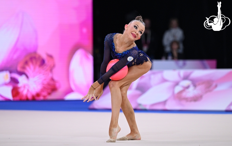 Каролина Пахтусова во время упражнения с мячом