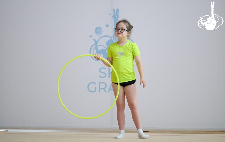 Юная гимнастка во время тренировки на сборах