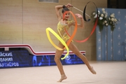Каролина Тарасова во время упражнения с лентой в Академии художественной гимнастики «Небесная грация» Алины Кабаевой