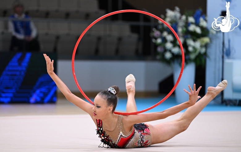 София Ли во время упражнения с обручем на всероссийском турнире «Кубок "Небесная грация"»