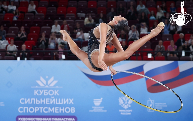 Алина Горносько во время упражнения с обручем