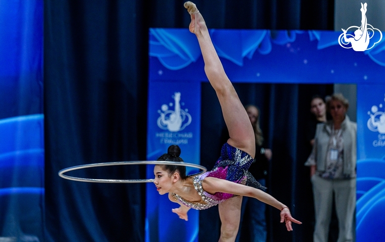 Гимнастка во время упражнения с обручем на турнире в Одинцове