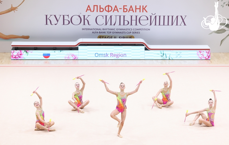 Групповички Омской области во время упражнения с булавами