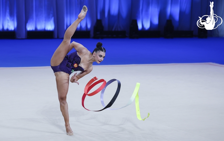 Лала Крамаренко во время упражнения с лентой