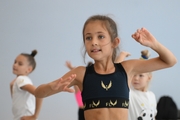 Гимнастка во время занятия танцами на учебно-тренировочных сборах в Академии