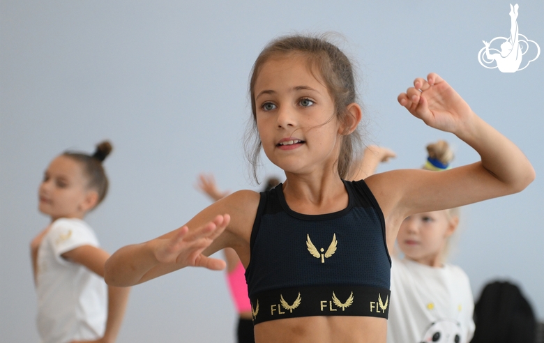 Гимнастка во время занятия танцами на учебно-тренировочных сборах в Академии