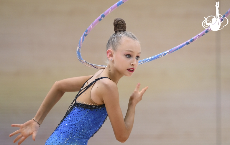 Софья Смирнова во время упражнения с мячом