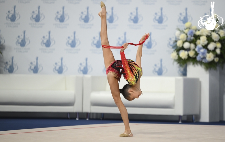 Сабина Саматова во время упражнения со скакалкой в Академии единоборств