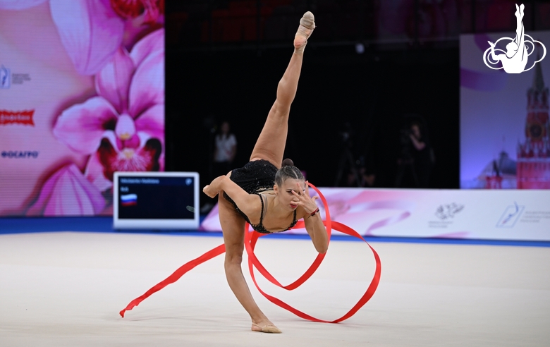 Владислава Николаенко во время упражнения с булавами