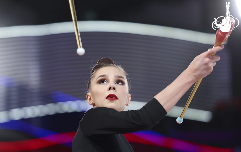 Мария Борисова во время упражнения с булавами на опробовании