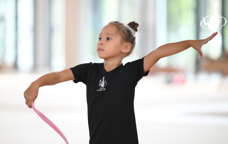 Юная гимнастка во время тренировки