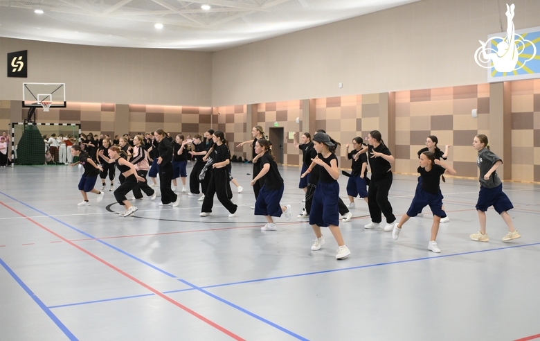 Участницы интенсива студии танца Аллы Духовой TODES во время флешмоба