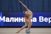 Вероника Малинина во время упражнения с мячом в Академии единоборств