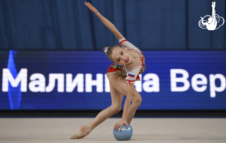 Вероника Малинина во время упражнения с мячом в Академии единоборств