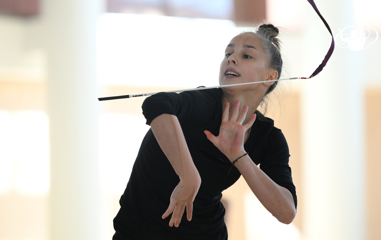 Мария Борисова во время упражнения с лентой