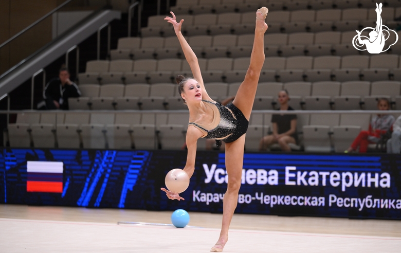 Екатерина Усачева во время упражнения с мячом