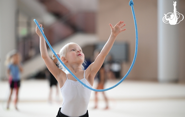 Юная гимнастка во время тренировки