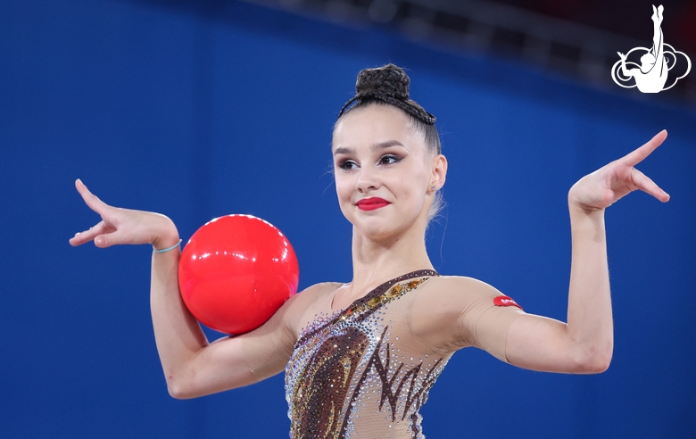Мария Борисова во время упражнения с мячом