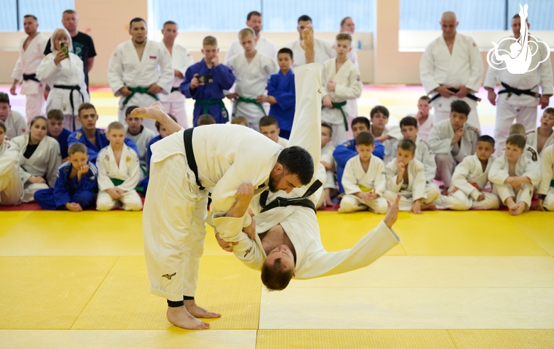 Олимпийский чемпион 2012 года Мансур Исаев с участниками фестиваля дзюдо