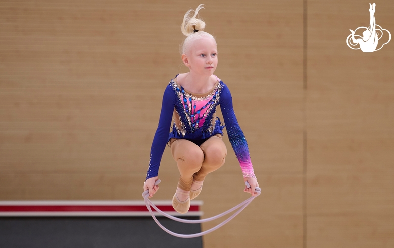 Юная гимнастка во время тренировки