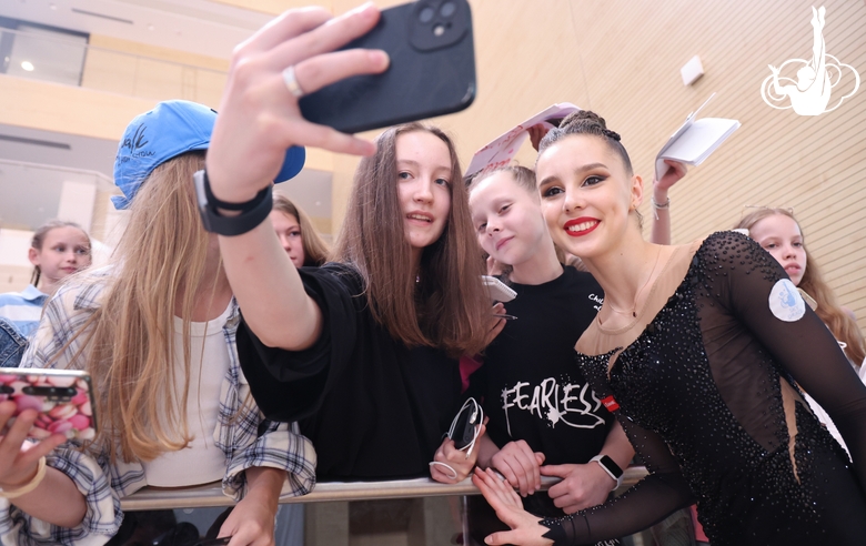 Мария Борисова с болельщиками второго этапа «Кубка сильнейших»