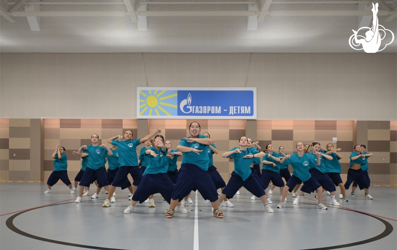 Участники интенсива студии танца Аллы Духовой TODES во время флешмоба