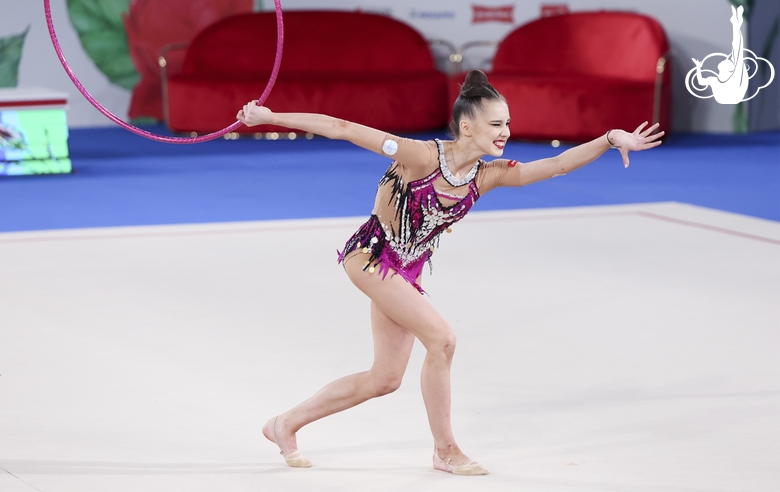 Мария Борисова во время упражнения с обручем