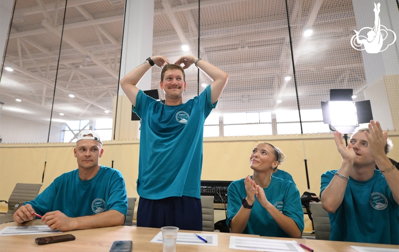 Преподаватели интенсива студии танца Аллы Духовой TODES во время флешмоба