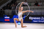 Дарина Юрченко во время выполнения упражнения с обручем на всероссийском турнире «Кубок "Небесная грация"»