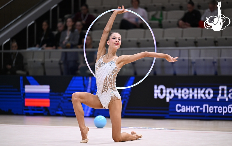 Дарина Юрченко во время выполнения упражнения с обручем на всероссийском турнире «Кубок "Небесная грация"»