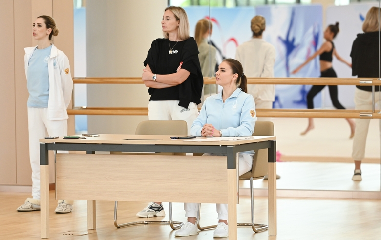 9 июня 2023 года. Олимпийская чемпионка Алина Кабаева помогает донецкой гимнастке Каролине Тарасовой с подготовкой программы