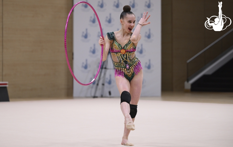 Мария Борисова во время упражнения с обручем