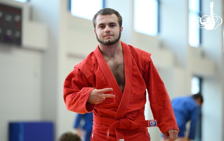 Серебряный призер первенства России по самбо Ираклий Джомидава во время тренировки в Академии единоборств