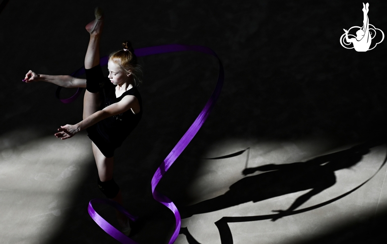 Ольга Черных во время упражнения с лентой