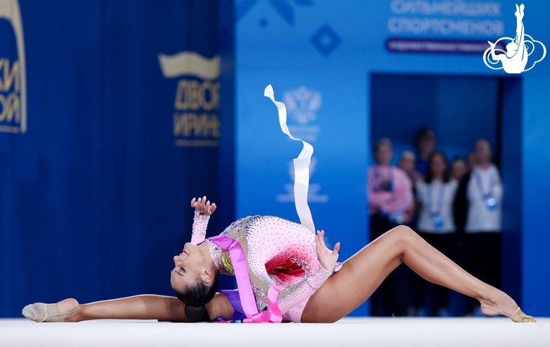 Алина Горносько во время упражнения с лентой