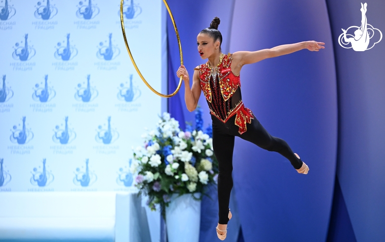 Милена Щенятская во время выполнения упражнения с обручем на всероссийском турнире «Кубок "Небесная грация"»