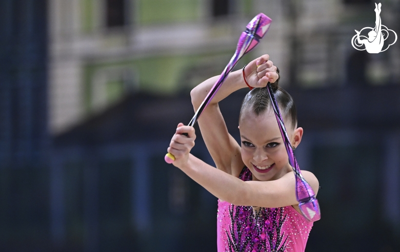 Алиса Яхно во время упражнения с булавами