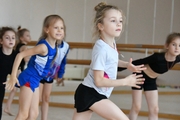 Гимнастки во время занятия