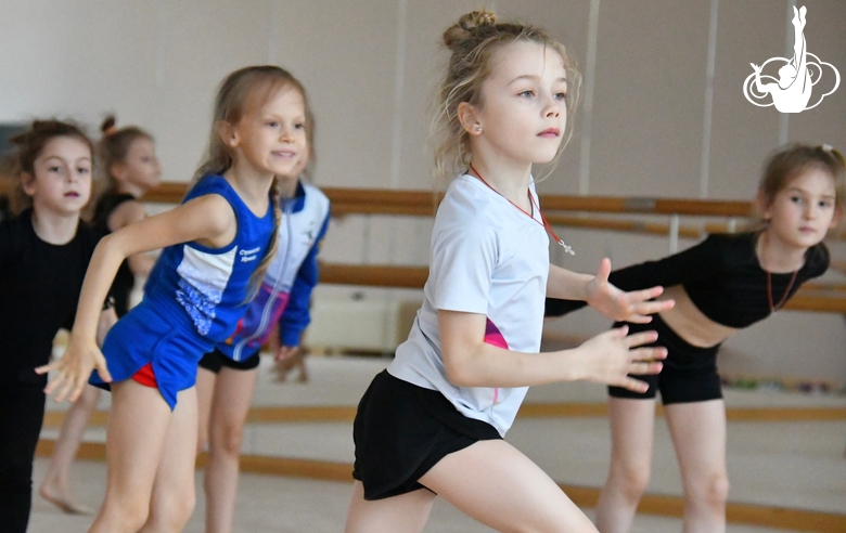 Гимнастки во время занятия