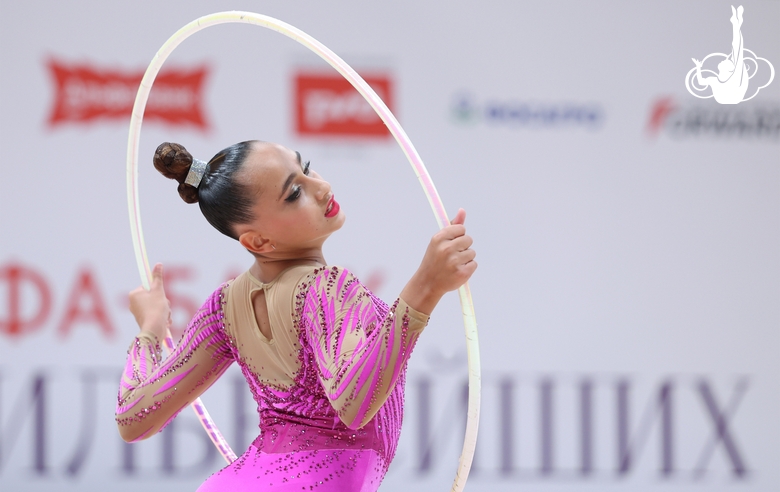 Карима Эль-Бахрауи во время упражнения с обручем