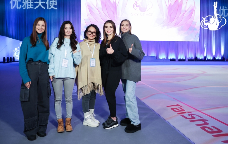 Олимпийская чемпионка Алина Кабаева, Яна Батыршина и Евгения Канаева с организаторами турнира «Небесная грация» с китайской стороны