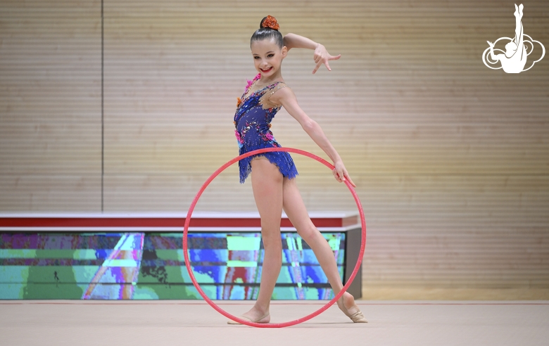 Полина Агамалиева во время упражнения с обручем