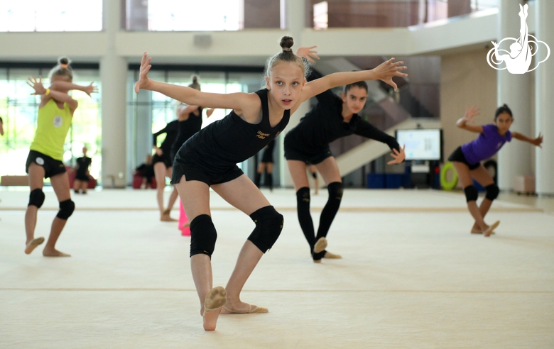 Гимнастки на занятии танцами во время восстановительных сборов в Академии