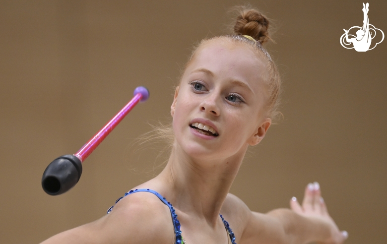 Ольга Черных во время упражнения с булавами