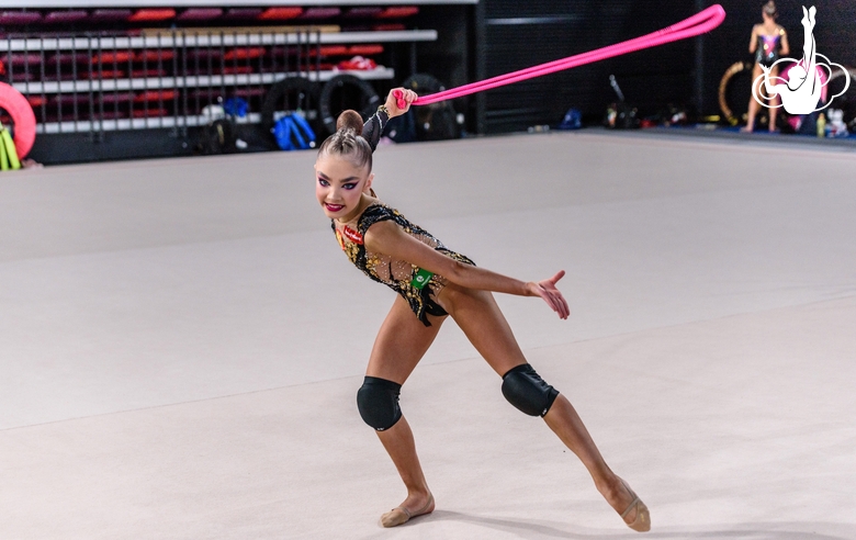 Ксения Савинова разминается перед выходом на ковер